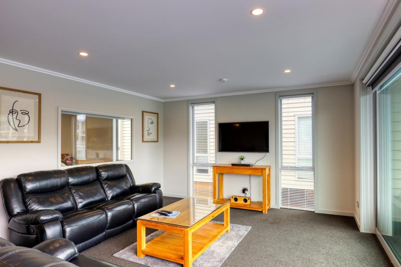 Marsden Lake Resort Central Otago Cromwell Exterior photo A living room in a typical apartment