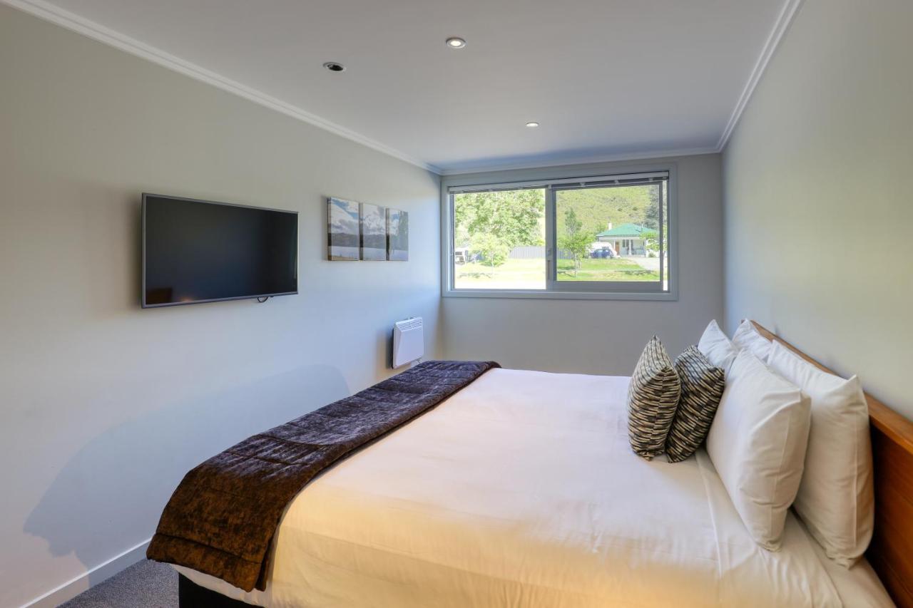 Marsden Lake Resort Central Otago Cromwell Exterior photo A bedroom at the hotel