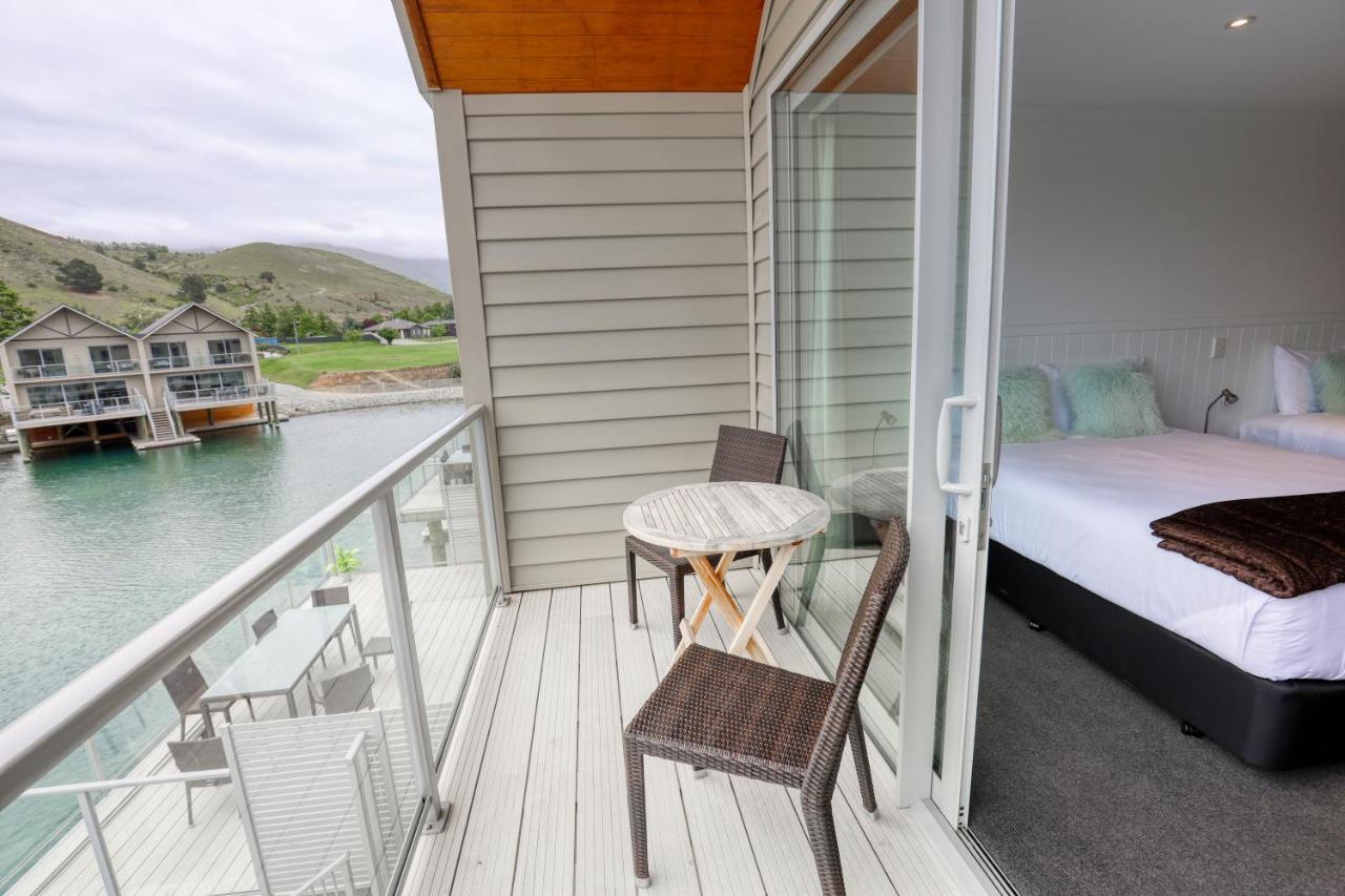 Marsden Lake Resort Central Otago Cromwell Exterior photo A balcony in a hotel