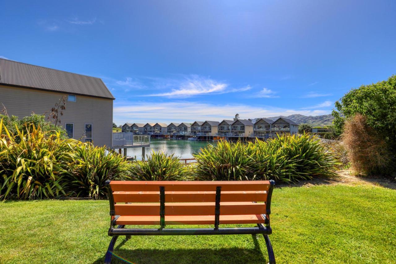 Marsden Lake Resort Central Otago Cromwell Exterior photo A bench at the lake